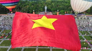 Xúc động Lễ chào cờ và bay Quốc kỳ trên quê hương Chủ tịch Hồ Chí Minh