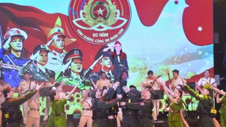 Chung khảo Hội diễn nghệ thuật quần chúng CAND năm 2025 tại Nhà hát Hồ Gươm