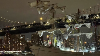 Mỹ điều tra vụ tàu Mexico bị lật khi qua cầu Brooklyn