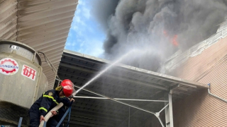 Huy động 150 CBCS chữa cháy khu nhà xưởng sản xuất đế giày ở Vĩnh Phúc