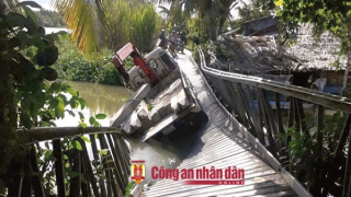 Ô tô chở cọc bê tông làm sập cầu nông thôn ở Sóc Trăng