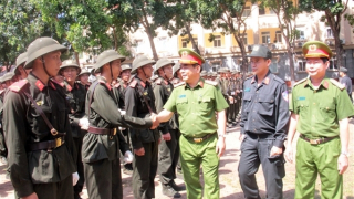 Đồng loạt bế giảng khóa huấn luyện chiến sĩ mới năm 2025