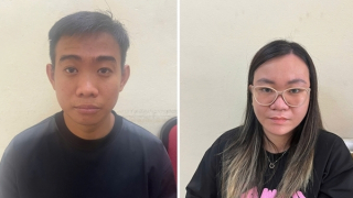 Trộm cắp thẻ ngân hàng của khách rồi rút tiền chi tiêu