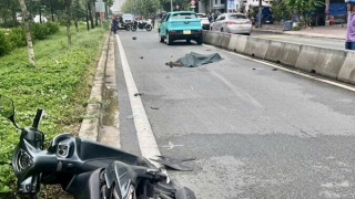 Taxi Xanh SM lưu thông ngược chiều tông nam thanh niên đi xe máy