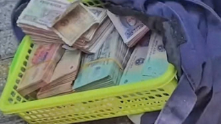 Liều lĩnh cầm dao xông vào ngân hàng cướp tiền