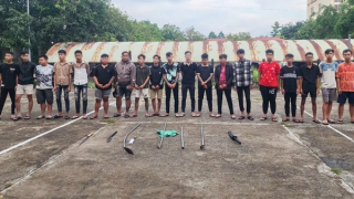 Cảnh sát hình sự ngăn chặn nhóm thanh niên mang hung khí đến tận nhà uy hiếp con nợ