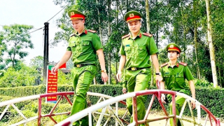 Công an xã biên giới vinh dự nhận Cờ thi đua của Chính phủ