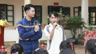 Người đi về phía lửa