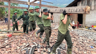 Công an tỉnh Bắc Kạn hỗ trợ nhân dân khắc phục hậu quả mưa lũ