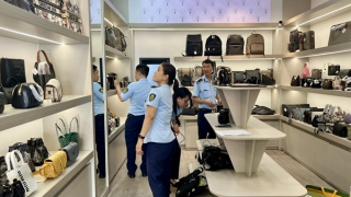 Công khai bán hàng thời trang giả thương hiệu lớn