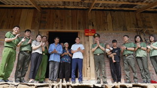 Công an tỉnh Cao Bằng tổ chức lễ khánh thành, gắn biển nhà tình nghĩa