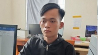 Mâu thuẫn cũ, 3 đối tượng mang hung khí chém người trên phố