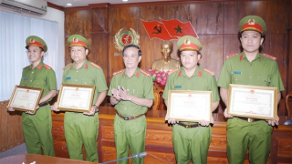 Khen thưởng tập thể, cá nhân bắt nóng 2 tên cướp nghiện ma tuý