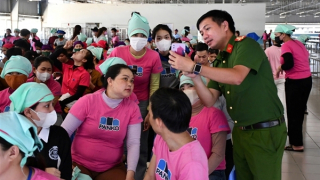 Tổ thanh niên Công an xung kích hỗ trợ người dân góp ý Hiến pháp qua ứng dụng VNeID