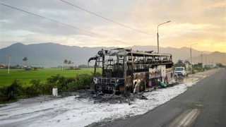 Xe khách bốc cháy trên quốc lộ 1A, 34 người thoát nạn