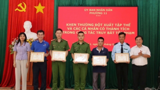 Khen thưởng tập thể, cá nhân truy bắt thủ phạm cướp ngân hàng
