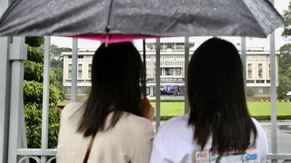 Dòng người đến tiễn biệt nguyên Chủ tịch nước Trần Đức Lương trong cơn mưa tầm tã