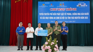 Về khu Định Hoá sinh hoạt chính trị và tặng quà cho người nghèo, gia đình chính sách