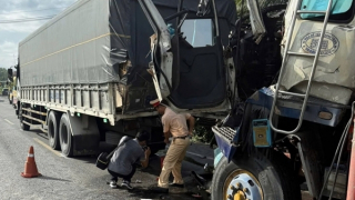 Tông vào đuôi xe tải dừng ven đường, tài xế container tử vong trong cabin