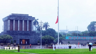 Lễ treo cờ rủ Quốc tang nguyên Chủ tịch nước Trần Đức Lương tại Ba Đình