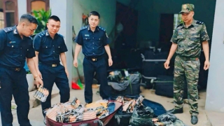 Thu giữ hơn 2,5 tấn xúc xích, lạp xưởng đông lạnh nhập lậu