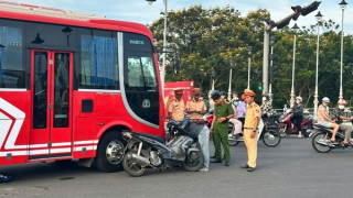 Hai mẹ con đi xe máy tử vong thương tâm sau va chạm với xe khách