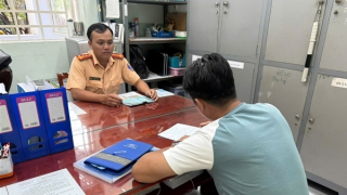 Từ clip trên mạng xã hội, tài xế ô tô vượt đèn đỏ bị xử phạt 19 triệu