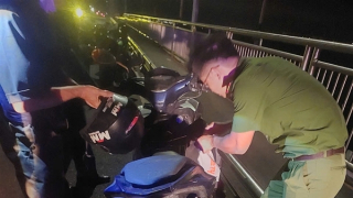 Cảnh sát kịp thời cứu du khách nước ngoài có ý định nhảy cầu Thuận Phước