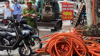 Ngang nhiên đưa máy xúc phá dỡ công trình đang thi công