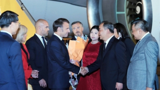 Tổng thống Pháp và phu nhân bắt đầu thăm cấp Nhà nước tới Việt Nam