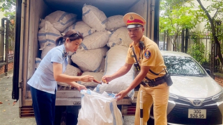 Giật mình phát hiện xe tải chở cả tấn chân gà mốc rêu đang “tập kích” vào quán nhậu