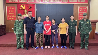 Bắt 4 phụ nữ vận chuyển ngoại tệ, tương đương hơn 1 tỷ đồng qua biên giới