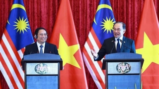Vietnamese, Malaysian PMs hold joint press conference following Kuala Lumpur talks