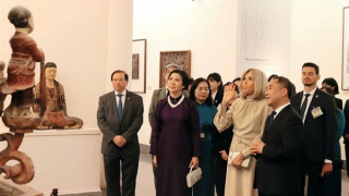 Phu nhân Tổng Bí thư và phu nhân Tổng thống Pháp thăm Bảo tàng Mỹ thuật Việt Nam