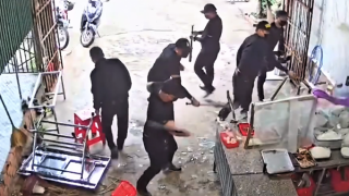 Truy bắt nhóm người bịt mặt ngang nhiên vào quán phở đập phá