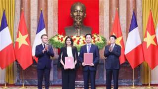 Chủ tịch nước Lương Cường và Tổng thống Pháp Emmanuel Macron chứng kiến hợp tác về sản xuất vaccine giữa VNVC và Sanofi