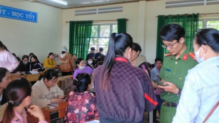 Công an các tỉnh tận tình hướng dẫn người dân đóng góp ý kiến sửa đổi Hiến pháp qua VNeID