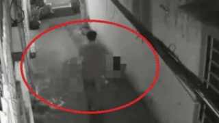 Con trai quấn thi thể mẹ vào chăn rồi đem bỏ ngoài đường