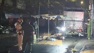 Tông vào đuôi xe tải, 2 người thương vong