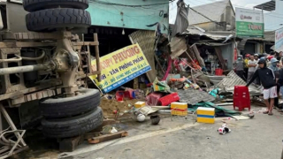 Xe tải lao vào nhà dân, 4 người thương vong