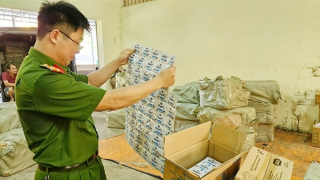 Chặt đứt đường dây buôn bán kem đánh răng, dầu gội, nước xả giả mạo các nhãn hiệu