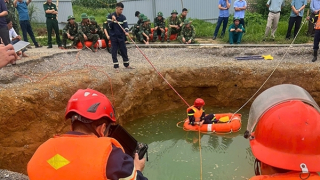 Cảnh sát đặt thiết bị ghi hình dưới nước, tìm kiếm nạn nhân sụp “hố tử thần”