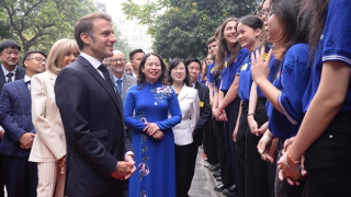 Tổng thống Pháp Emmanuel Macron và phu nhân giao lưu với sinh viên Hà Nội