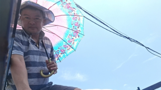 Những người buôn… nước biển