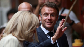 Tổng thống Macron và phu nhân giao lưu với người dân Thủ đô trước khi rời Việt Nam