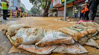 Bùn lại tràn trên phố Cát Linh khi thi công dự án metro Hà Nội