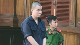 Quen bạn gái ngoài xã hội, bị người tình ghen nên mua xăng về đốt