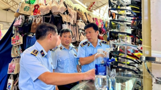 Thu giữ nhiều sản phẩm không rõ nguồn gốc tại Trung tâm Thương mại Saigon Square