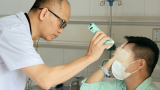 Tiêm filler xóa nhăn trán tại spa, người đàn ông suýt mù mắt