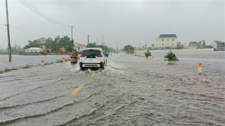 Mưa sầm sập đổ xuống nhiều nơi ở Bắc và Nam Bộ